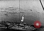 Immagine di Stati Uniti Navy Classe C dirigibili sulla Statua della Libertà New York United States USA, 1918, secondo 45 filmato di repertorio 65675052579