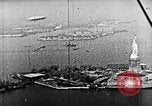 Immagine di Stati Uniti Navy Classe C dirigibili sulla Statua della Libertà New York United States USA, 1918, secondo 49 filmato di repertorio 65675052579