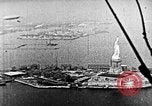 Immagine di Stati Uniti Navy Classe C dirigibili sulla Statua della Libertà New York United States USA, 1918, secondo 51 filmato di repertorio 65675052579