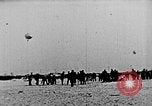 Immagine di Parachutist salti dal dirigibile New York United States USA, 1918, secondo 4 filmato di repertorio 65675052580