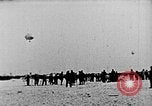 Immagine di Parachutist salti dal dirigibile New York United States USA, 1918, secondo 5 filmato di repertorio 65675052580