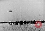 Immagine di Parachutist salti dal dirigibile New York United States USA, 1918, secondo 6 filmato di repertorio 65675052580