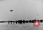 Immagine di Parachutist salti dal dirigibile New York United States USA, 1918, secondo 7 filmato di repertorio 65675052580