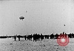 Immagine di Parachutist salti dal dirigibile New York United States USA, 1918, secondo 8 filmato di repertorio 65675052580
