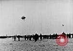 Immagine di Parachutist salti dal dirigibile New York United States USA, 1918, secondo 9 filmato di repertorio 65675052580