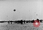 Immagine di Parachutist salti dal dirigibile New York United States USA, 1918, secondo 10 filmato di repertorio 65675052580