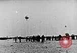 Immagine di Parachutist salti dal dirigibile New York United States USA, 1918, secondo 11 filmato di repertorio 65675052580