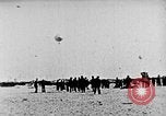 Immagine di Parachutist salti dal dirigibile New York United States USA, 1918, secondo 12 filmato di repertorio 65675052580