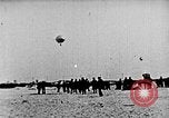 Immagine di Parachutist salti dal dirigibile New York United States USA, 1918, secondo 13 filmato di repertorio 65675052580