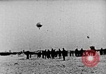 Immagine di Parachutist salti dal dirigibile New York United States USA, 1918, secondo 14 filmato di repertorio 65675052580
