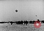 Immagine di Parachutist salti dal dirigibile New York United States USA, 1918, secondo 15 filmato di repertorio 65675052580