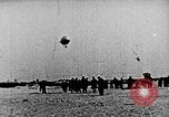 Immagine di Parachutist salti dal dirigibile New York United States USA, 1918, secondo 16 filmato di repertorio 65675052580