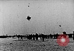 Immagine di Parachutist salti dal dirigibile New York United States USA, 1918, secondo 17 filmato di repertorio 65675052580