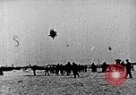 Immagine di Parachutist salti dal dirigibile New York United States USA, 1918, secondo 18 filmato di repertorio 65675052580