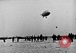 Immagine di Parachutist salti dal dirigibile New York United States USA, 1918, secondo 19 filmato di repertorio 65675052580