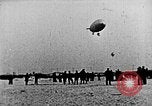 Immagine di Parachutist salti dal dirigibile New York United States USA, 1918, secondo 20 filmato di repertorio 65675052580