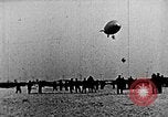Immagine di Parachutist salti dal dirigibile New York United States USA, 1918, secondo 21 filmato di repertorio 65675052580