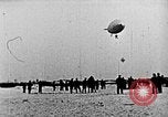 Immagine di Parachutist salti dal dirigibile New York United States USA, 1918, secondo 22 filmato di repertorio 65675052580