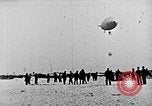 Immagine di Parachutist salti dal dirigibile New York United States USA, 1918, secondo 23 filmato di repertorio 65675052580