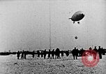Immagine di Parachutist salti dal dirigibile New York United States USA, 1918, secondo 24 filmato di repertorio 65675052580