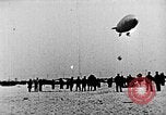 Immagine di Parachutist salti dal dirigibile New York United States USA, 1918, secondo 25 filmato di repertorio 65675052580