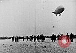 Immagine di Parachutist salti dal dirigibile New York United States USA, 1918, secondo 26 filmato di repertorio 65675052580