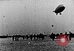 Immagine di Parachutist salti dal dirigibile New York United States USA, 1918, secondo 27 filmato di repertorio 65675052580