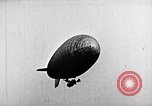 Immagine di Parachutist salti dal dirigibile New York United States USA, 1918, secondo 28 filmato di repertorio 65675052580