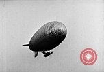 Immagine di Parachutist salti dal dirigibile New York United States USA, 1918, secondo 29 filmato di repertorio 65675052580