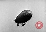 Immagine di Parachutist salti dal dirigibile New York United States USA, 1918, secondo 30 filmato di repertorio 65675052580