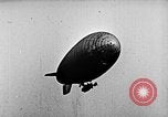 Immagine di Parachutist salti dal dirigibile New York United States USA, 1918, secondo 31 filmato di repertorio 65675052580
