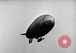 Immagine di Parachutist salti dal dirigibile New York United States USA, 1918, secondo 32 filmato di repertorio 65675052580