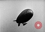 Immagine di Parachutist salti dal dirigibile New York United States USA, 1918, secondo 33 filmato di repertorio 65675052580