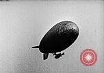 Immagine di Parachutist salti dal dirigibile New York United States USA, 1918, secondo 34 filmato di repertorio 65675052580