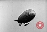 Immagine di Parachutist salti dal dirigibile New York United States USA, 1918, secondo 35 filmato di repertorio 65675052580
