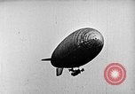 Immagine di Parachutist salti dal dirigibile New York United States USA, 1918, secondo 36 filmato di repertorio 65675052580