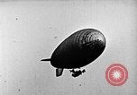 Immagine di Parachutist salti dal dirigibile New York United States USA, 1918, secondo 37 filmato di repertorio 65675052580