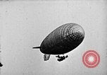 Immagine di Parachutist salti dal dirigibile New York United States USA, 1918, secondo 38 filmato di repertorio 65675052580