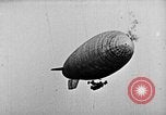 Immagine di Parachutist salti dal dirigibile New York United States USA, 1918, secondo 39 filmato di repertorio 65675052580