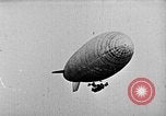 Immagine di Parachutist salti dal dirigibile New York United States USA, 1918, secondo 41 filmato di repertorio 65675052580