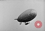 Immagine di Parachutist salti dal dirigibile New York United States USA, 1918, secondo 42 filmato di repertorio 65675052580