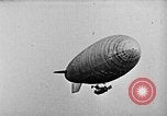 Immagine di Parachutist salti dal dirigibile New York United States USA, 1918, secondo 43 filmato di repertorio 65675052580