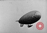 Immagine di Parachutist salti dal dirigibile New York United States USA, 1918, secondo 44 filmato di repertorio 65675052580