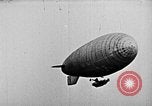 Immagine di Parachutist salti dal dirigibile New York United States USA, 1918, secondo 45 filmato di repertorio 65675052580