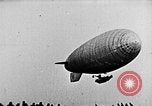 Immagine di Parachutist salti dal dirigibile New York United States USA, 1918, secondo 46 filmato di repertorio 65675052580