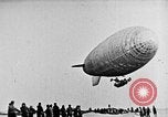 Immagine di Parachutist salti dal dirigibile New York United States USA, 1918, secondo 48 filmato di repertorio 65675052580