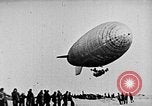 Immagine di Parachutist salti dal dirigibile New York United States USA, 1918, secondo 49 filmato di repertorio 65675052580