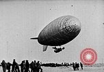 Immagine di Parachutist salti dal dirigibile New York United States USA, 1918, secondo 50 filmato di repertorio 65675052580