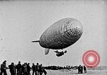 Immagine di Parachutist salti dal dirigibile New York United States USA, 1918, secondo 51 filmato di repertorio 65675052580