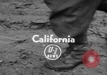 Standbild Männer außerhalb der Häuser Sierra Madre California USA, 1954, aus Sekunde 4 historischem Filmmaterial Videoclip 65675052625